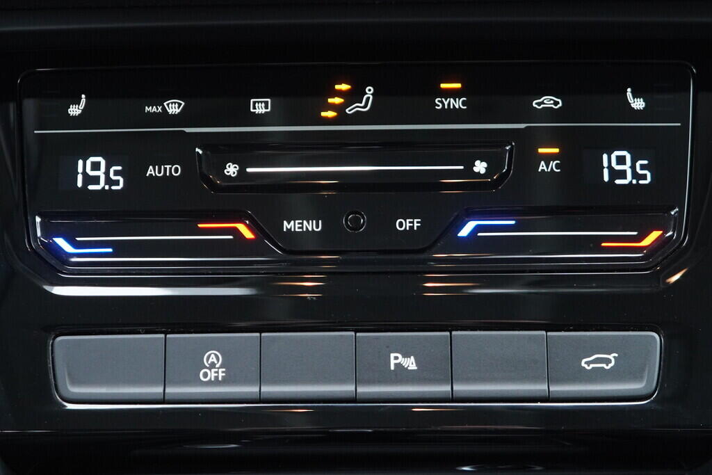 OV190V10122_31.webp_TOURAN CL 2.0 TDI 110 kW automat, DPH