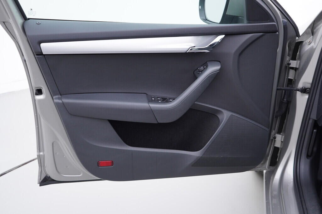 OV190V10153_19.webp_OCTAVIA Ambiente 1.6 TDI 81 kW manuál