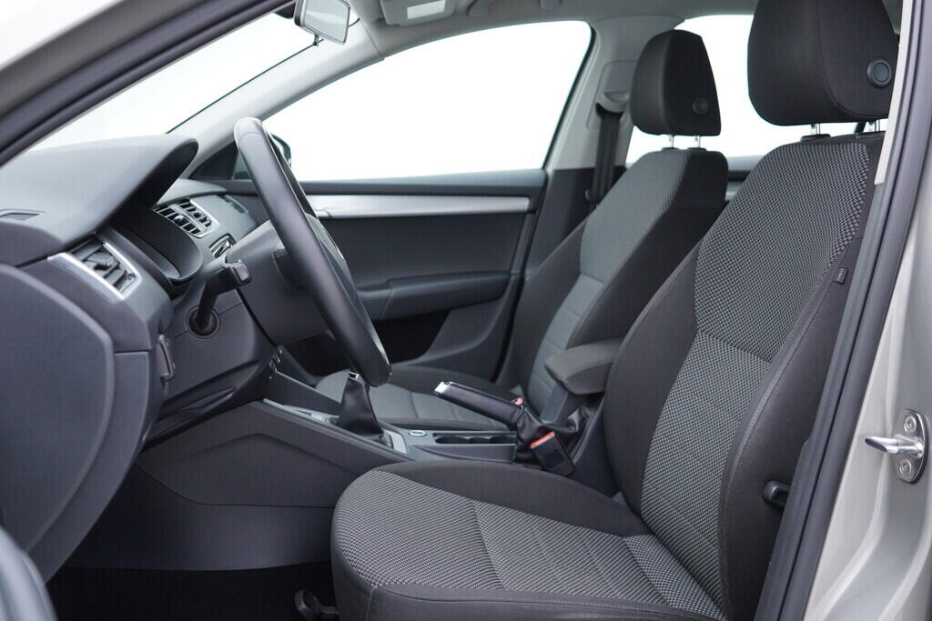 OV190V10153_23.webp_OCTAVIA Ambiente 1.6 TDI 81 kW manuál