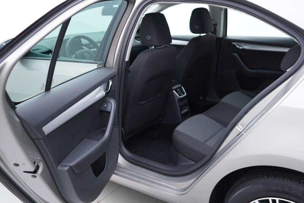 OV190V10153_34.webp_OCTAVIA Ambiente 1.6 TDI 81 kW manuál