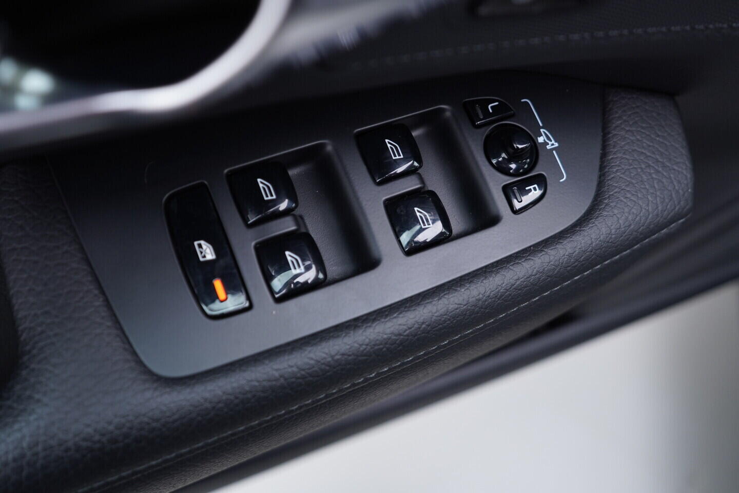 OV190V10187_20.webp_V90 Inscription 2.0 D4 140 kW automat