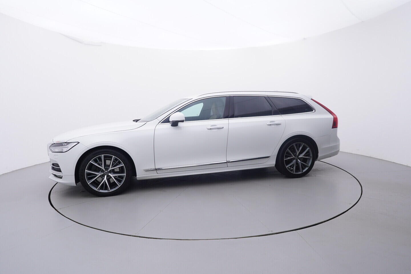 OV190V10188_11.webp_V90 Inscription 2.0 2.0 D5 173 kW automat