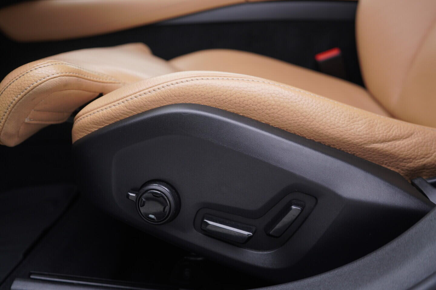 OV190V10188_22.webp_V90 Inscription 2.0 2.0 D5 173 kW automat