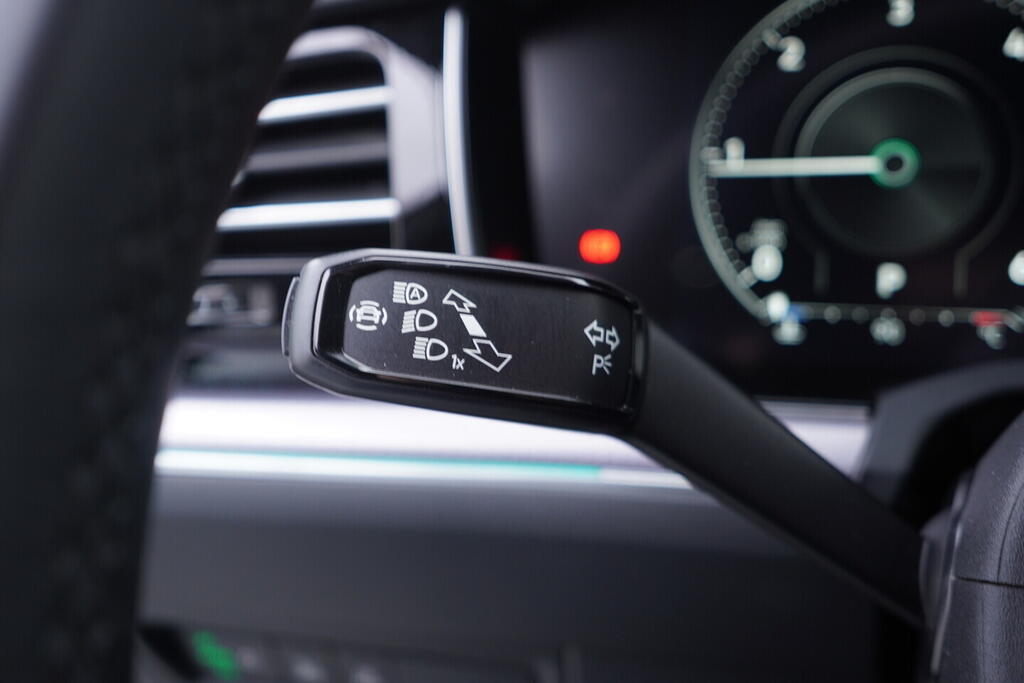 OV190V10202_25.webp_TOUAREG R-line 3.0 TDI 210 kW automat, DPH