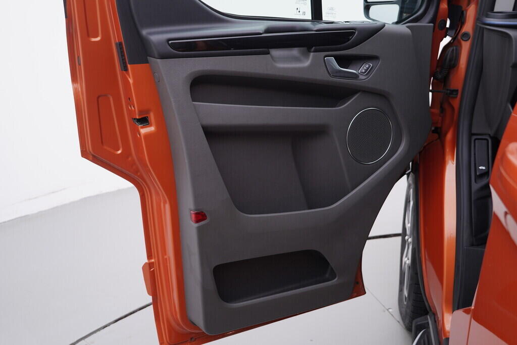 OV190V10302_19.webp_TOURNEO CUSTOM Active 2.0 EcoBlue 136 kW automat, DPH