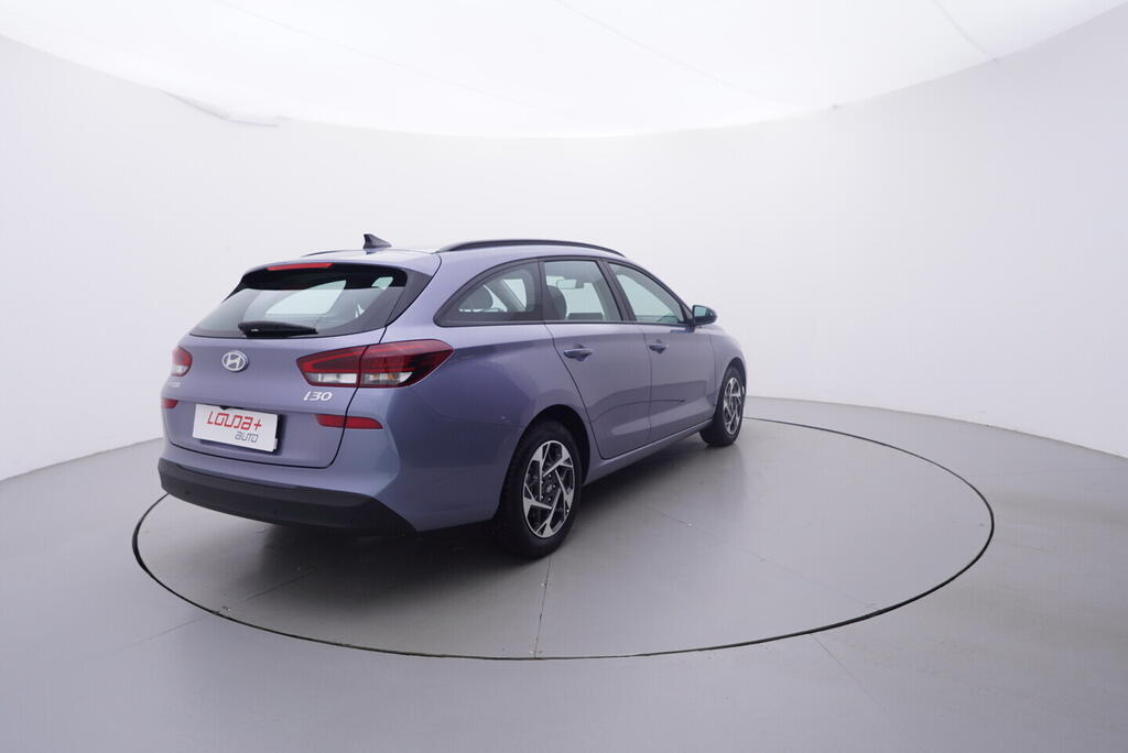 OV190V10378_14.webp_I30 Smart 1.5  70 kW manuál, DPH