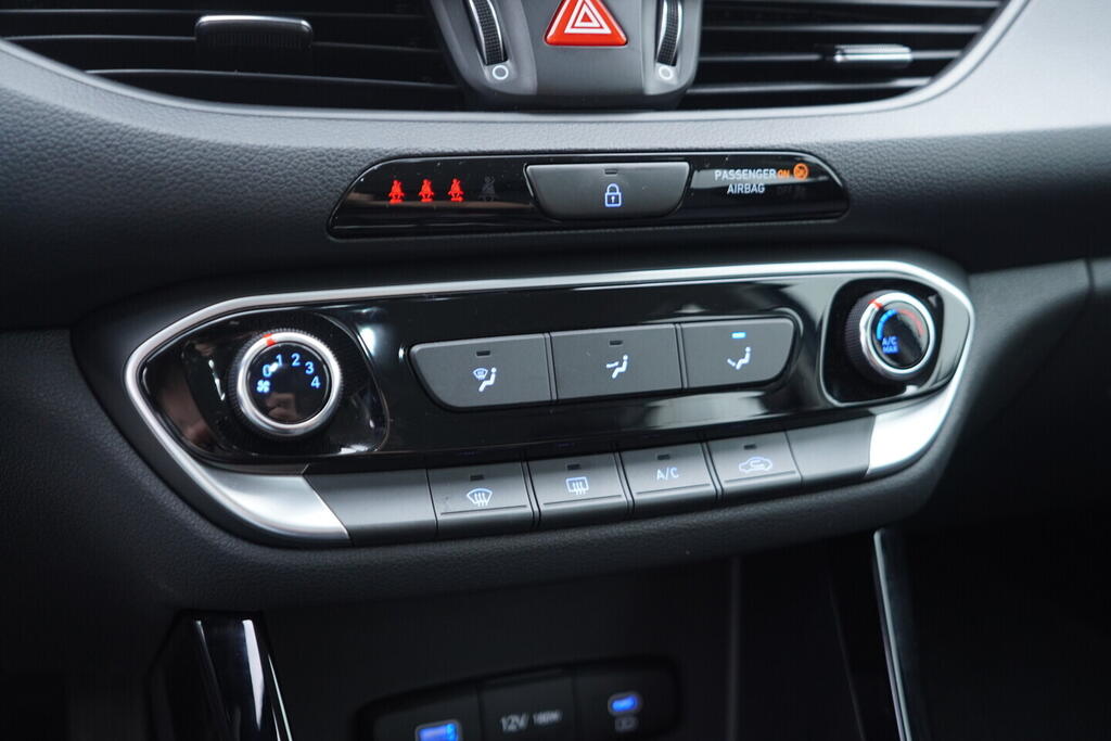 OV190V10378_32.webp_I30 Smart 1.5  70 kW manuál, DPH