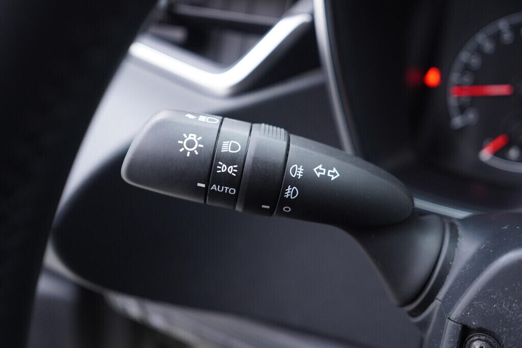 OV190V10404_23.webp_COROLLA  1.5 VVTi 92 kW manuál