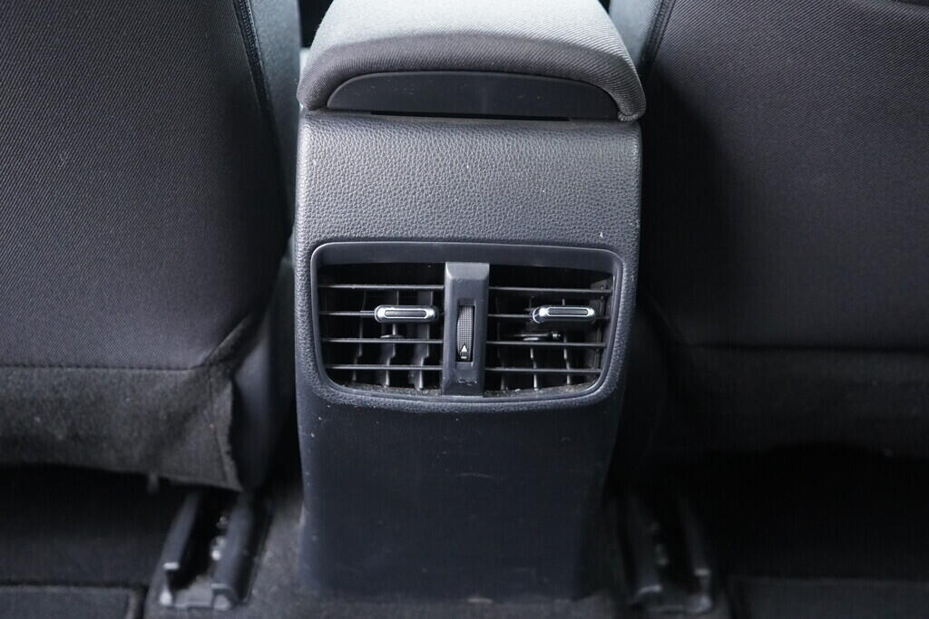 OV190V10404_32.webp_COROLLA  1.5 VVTi 92 kW manuál