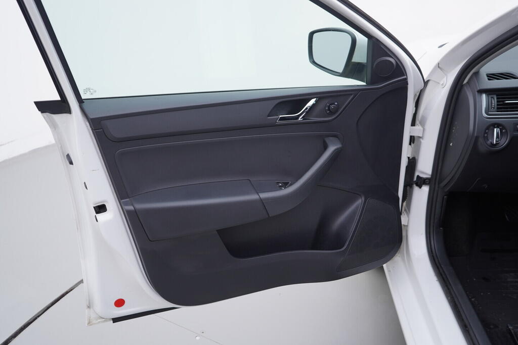 OV190V10524_19.webp_RAPID Ambition 1.2 TSI 63 kW manuál, DPH