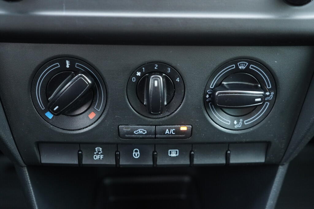 OV190V10524_31.webp_RAPID Ambition 1.2 TSI 63 kW manuál, DPH