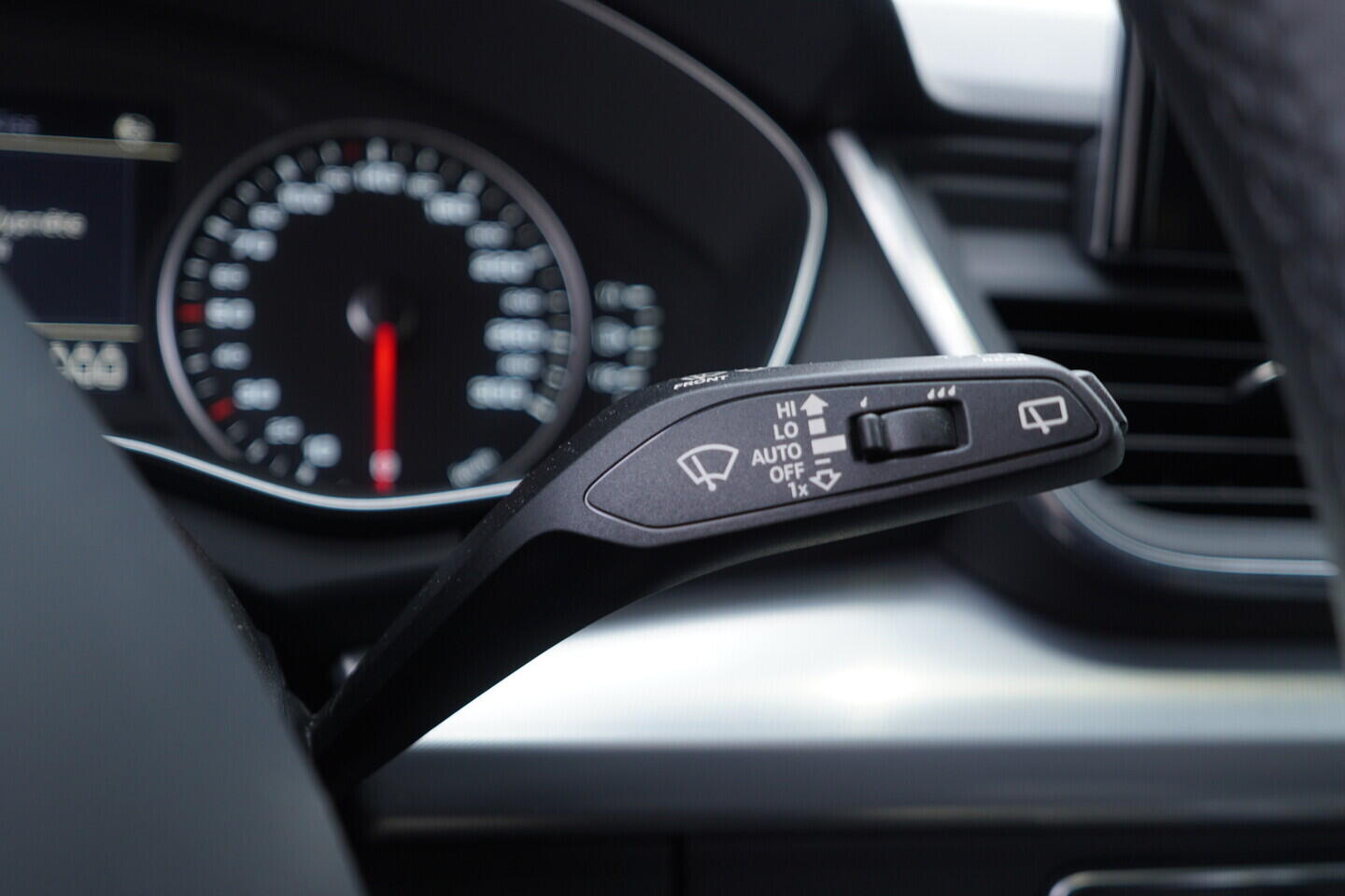 OV190V10541_26.webp_Q5 S-line 2.0 TDI 150 kW automat, DPH