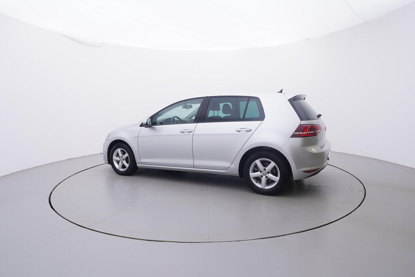 OV190V10554_12.webp_E-GOLF    85 kW automat, DPH