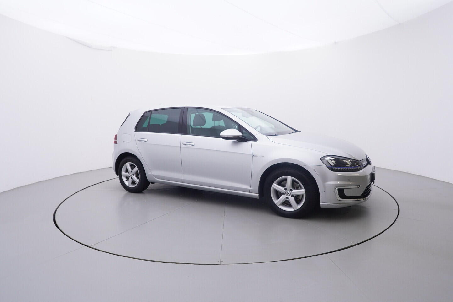 OV190V10554_16.webp_E-GOLF    85 kW automat, DPH