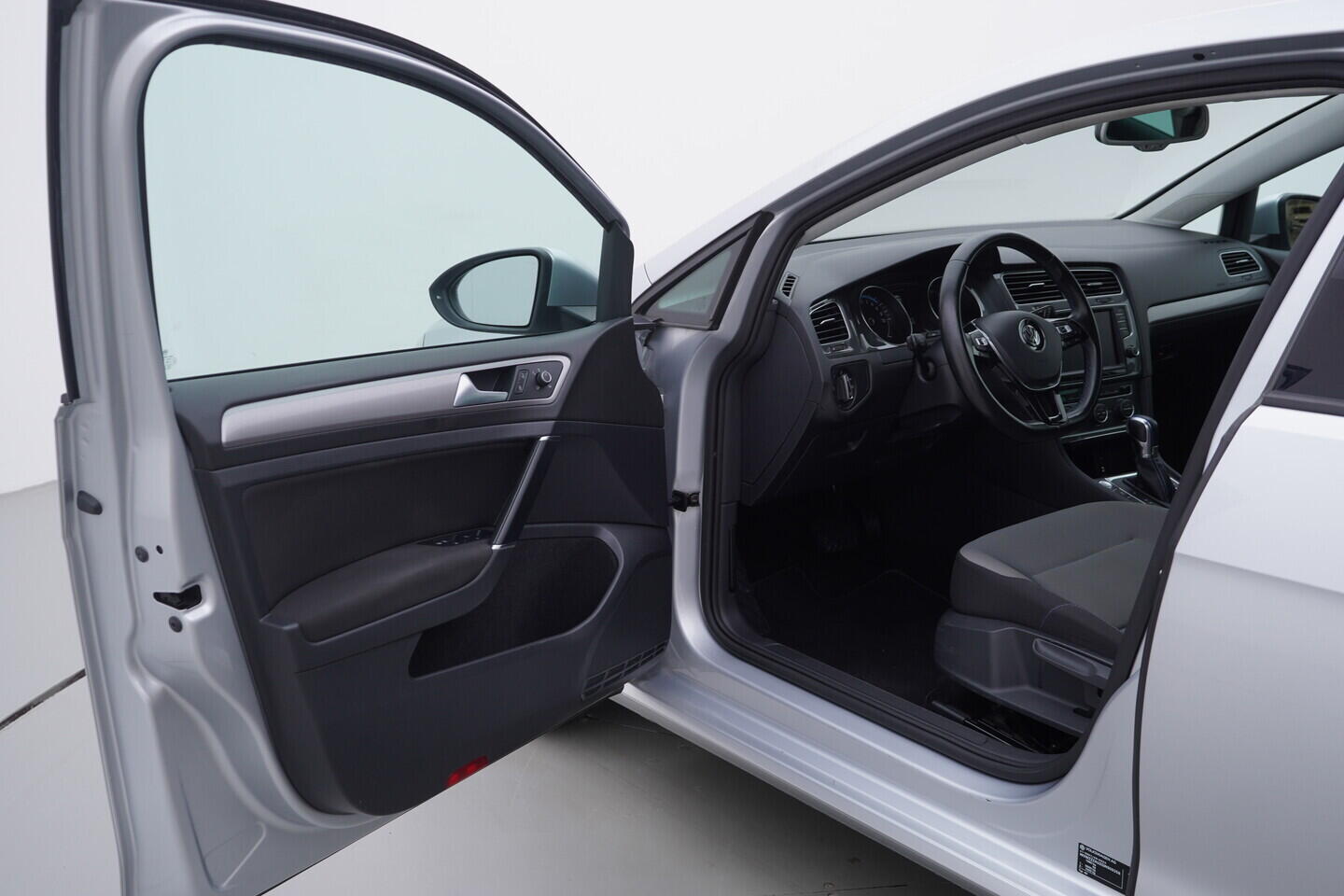 OV190V10554_18.webp_E-GOLF    85 kW automat, DPH