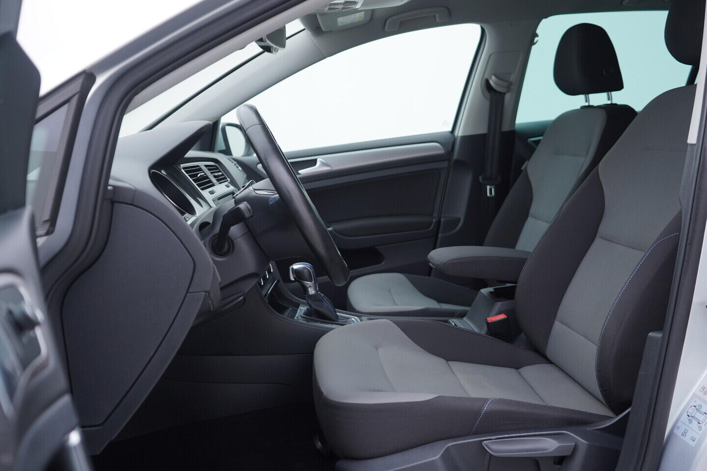 OV190V10554_23.webp_E-GOLF    85 kW automat, DPH