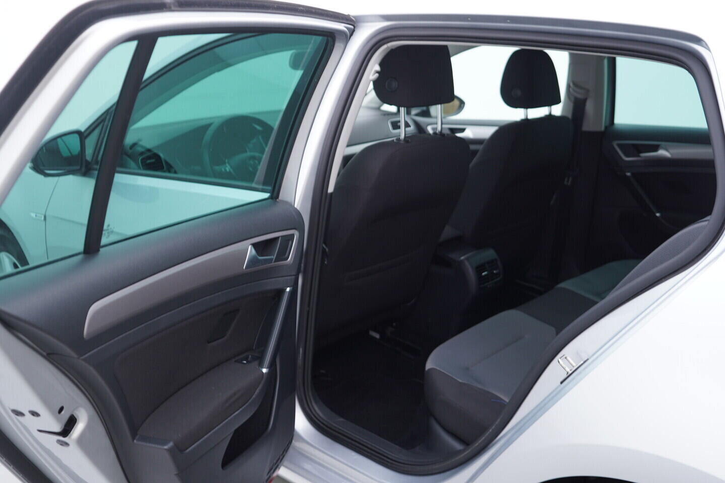 OV190V10554_35.webp_E-GOLF    85 kW automat, DPH