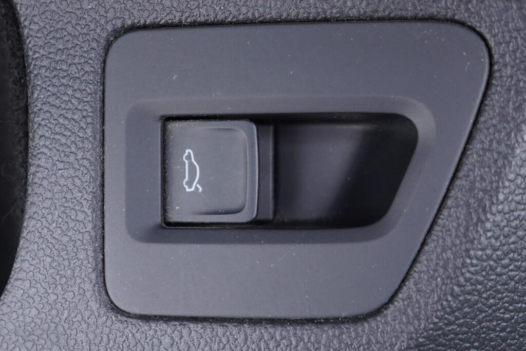 OV190V10567_21.webp_PASSAT Highline 2.0 TDI 110 kW manuál, DPH