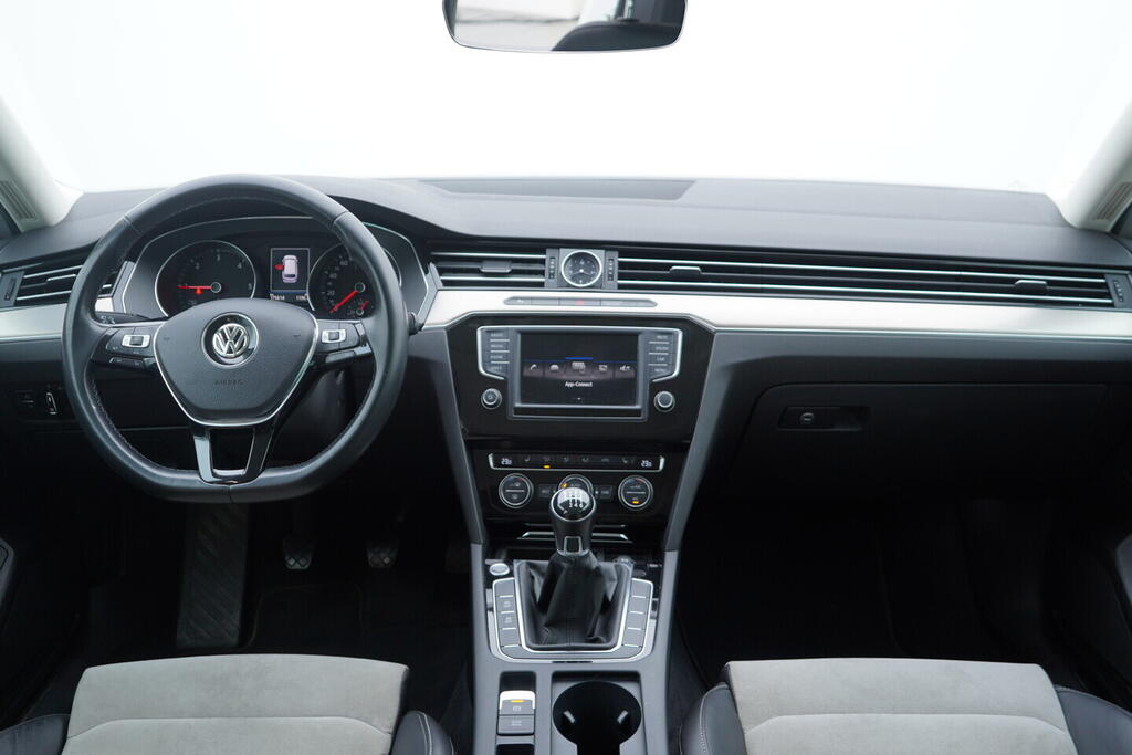 OV190V10567_26.webp_PASSAT Highline 2.0 TDI 110 kW manuál, DPH