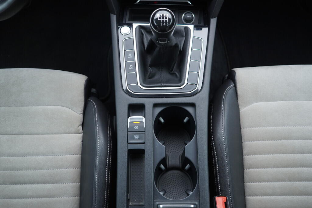 OV190V10567_33.webp_PASSAT Highline 2.0 TDI 110 kW manuál, DPH