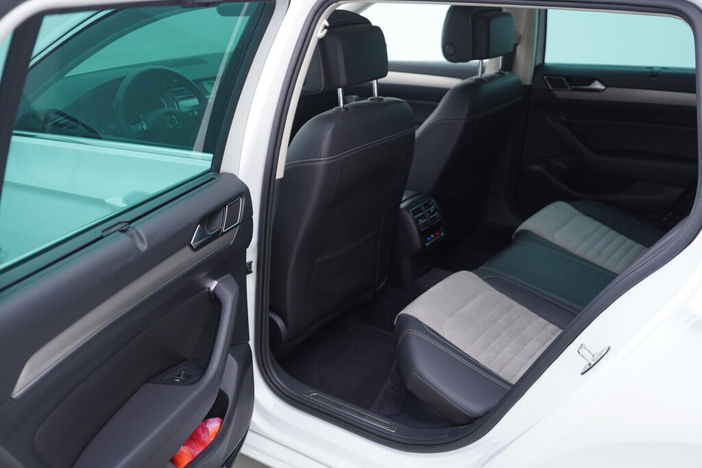 OV190V10567_35.webp_PASSAT Highline 2.0 TDI 110 kW manuál, DPH