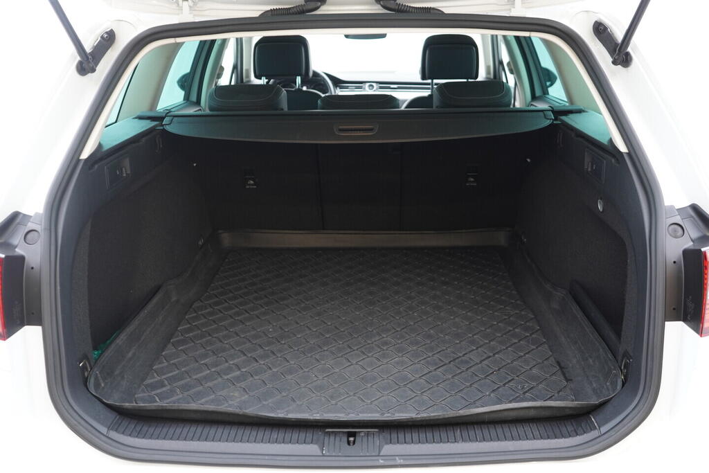 OV190V10567_38.webp_PASSAT Highline 2.0 TDI 110 kW manuál, DPH