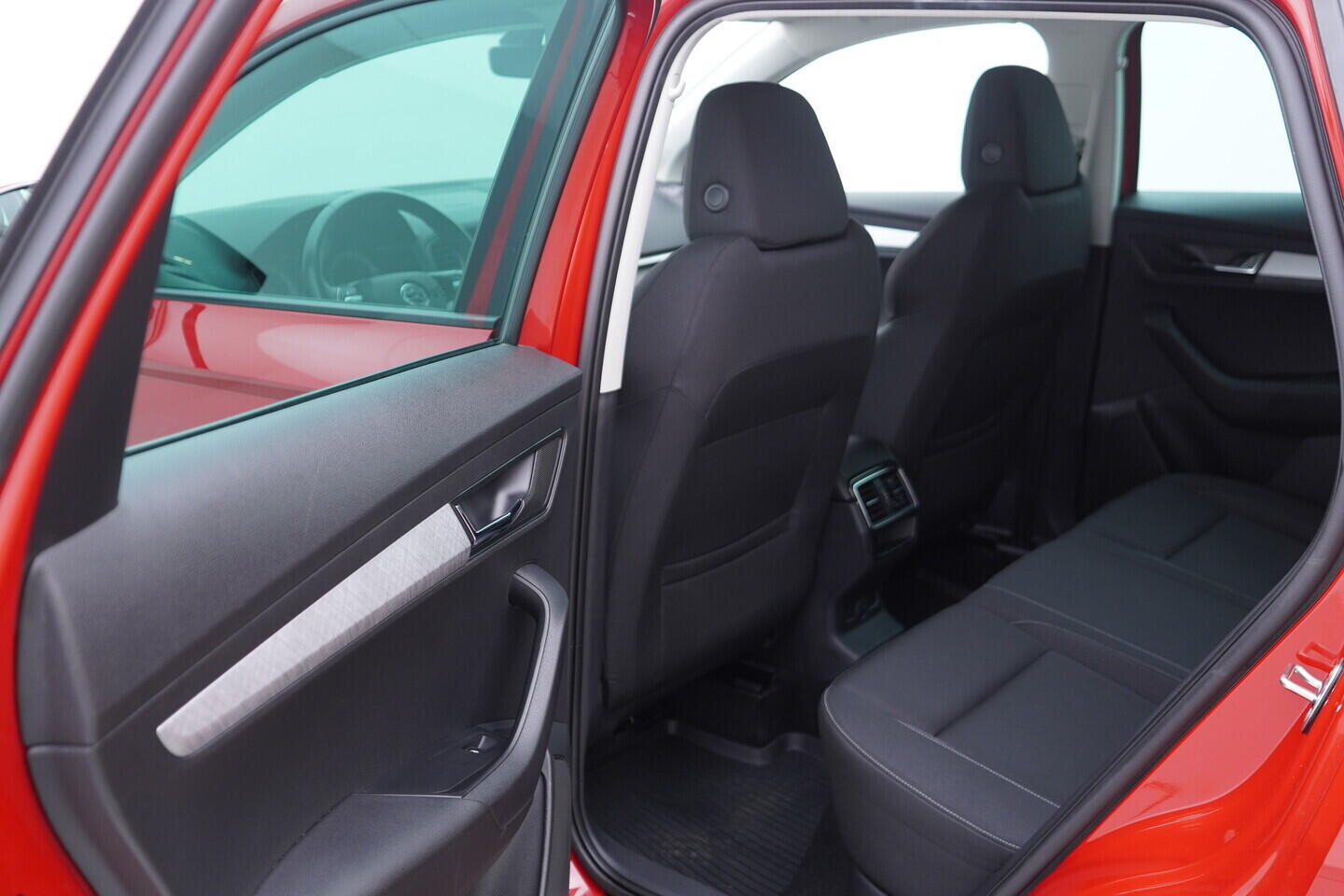 OV190V10591_34.webp_KAROQ Ambition 2.0 TDI 85 kW manuál, DPH