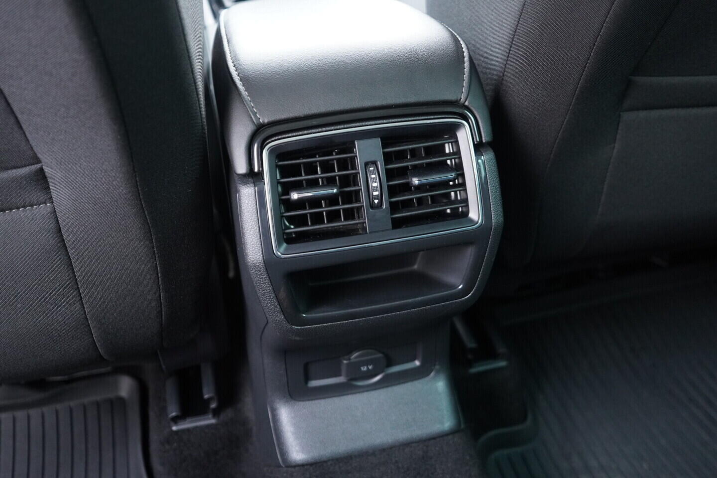 OV190V10591_35.webp_KAROQ Ambition 2.0 TDI 85 kW manuál, DPH