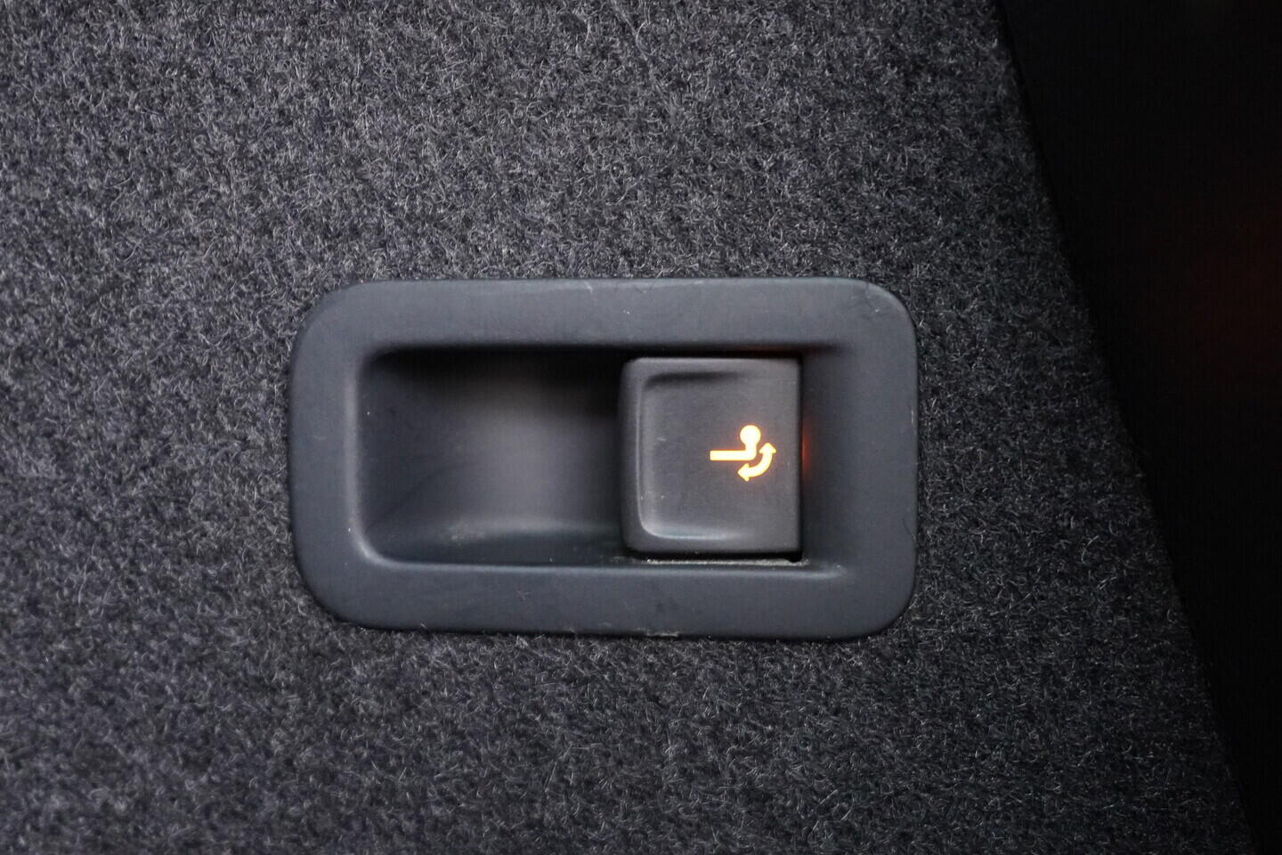 OV190V10591_38.webp_KAROQ Ambition 2.0 TDI 85 kW manuál, DPH