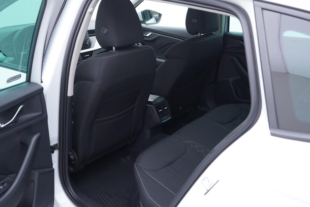 OV190V10598_34.webp_SCALA Ambition 1.0 TSI 81 kW manuál, DPH