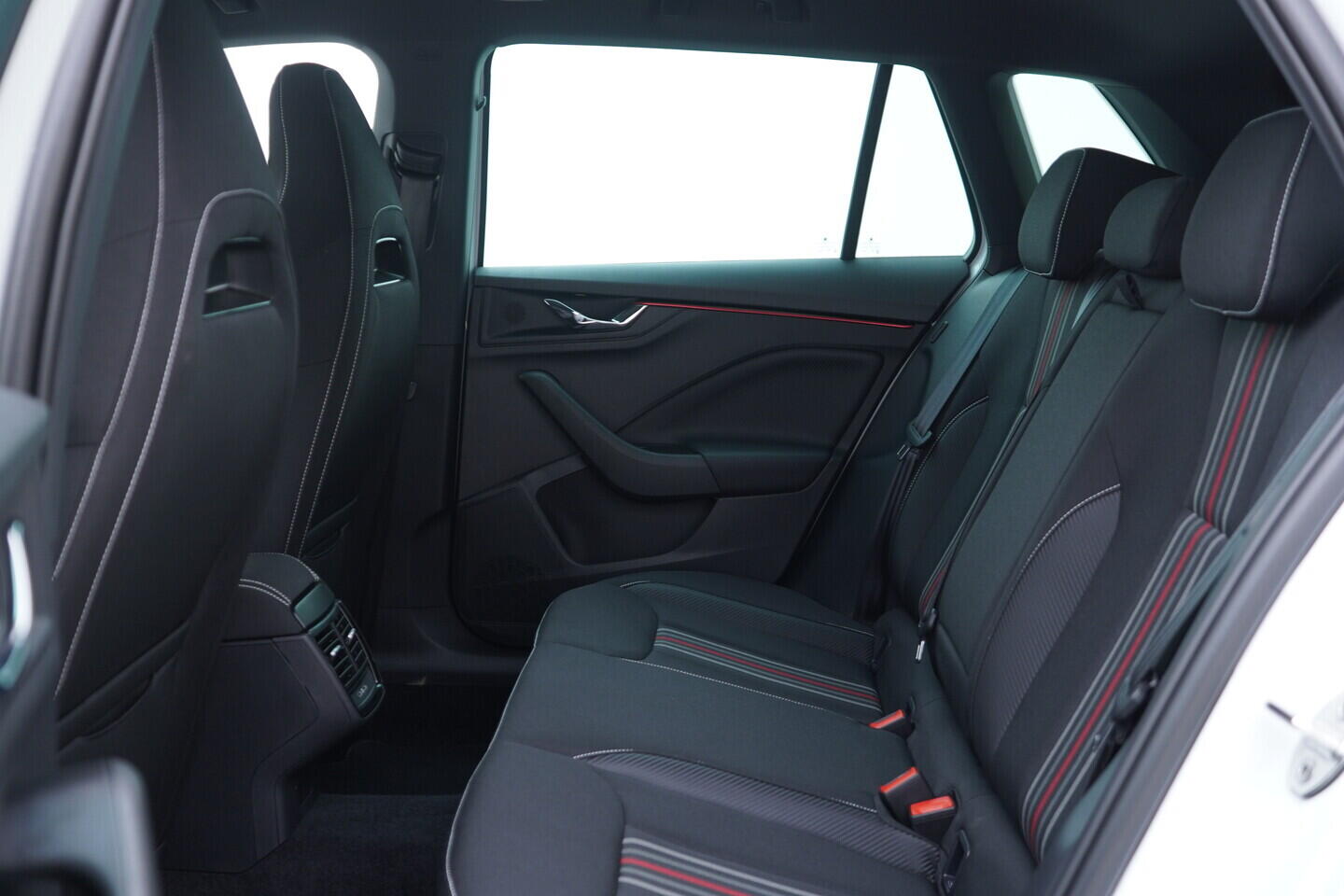 OV190V10605_36.webp_KAMIQ Monte Carlo 1.0 TSI 85 kW manuál, DPH