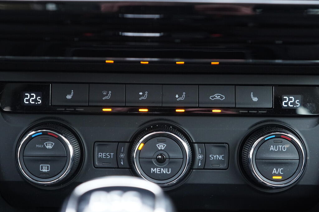 OV190V10615_33.webp_SUPERB  2.0 TSI 162 kW automat