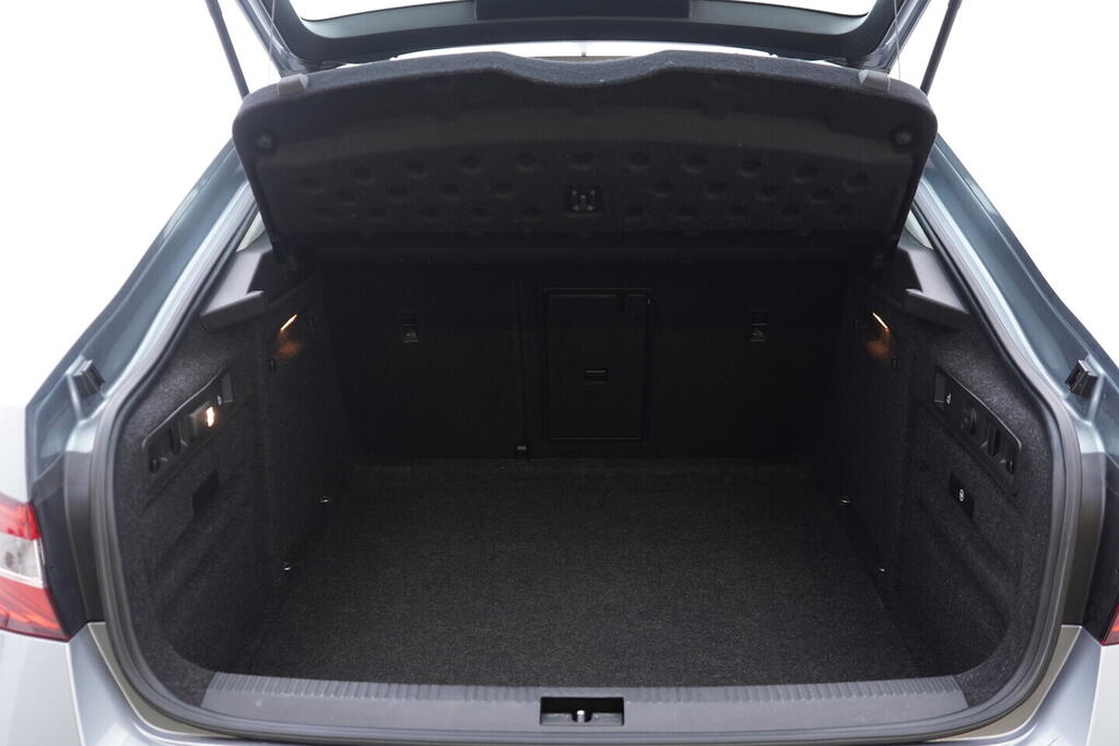 OV190V10615_38.webp_SUPERB  2.0 TSI 162 kW automat