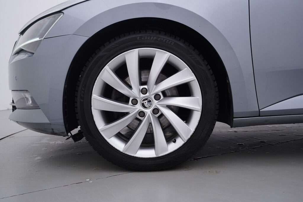 OV190V10615_41.webp_SUPERB  2.0 TSI 162 kW automat