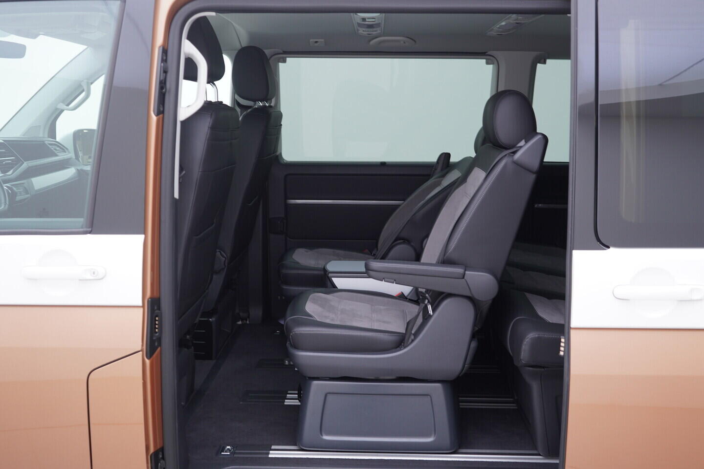 OV190V10627_35.webp_MULTIVAN Highline 2.0 TDI 150 kW automat, DPH