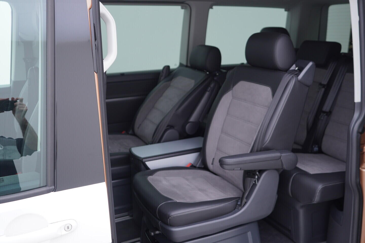 OV190V10627_37.webp_MULTIVAN Highline 2.0 TDI 150 kW automat, DPH