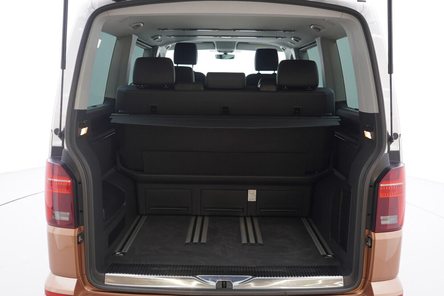 OV190V10627_39.webp_MULTIVAN Highline 2.0 TDI 150 kW automat, DPH