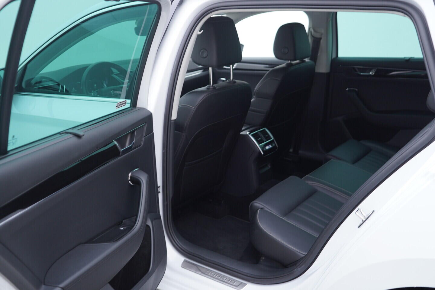 OV190V10630_38.webp_SUPERB  2.0 TDI 147 kW automat, DPH