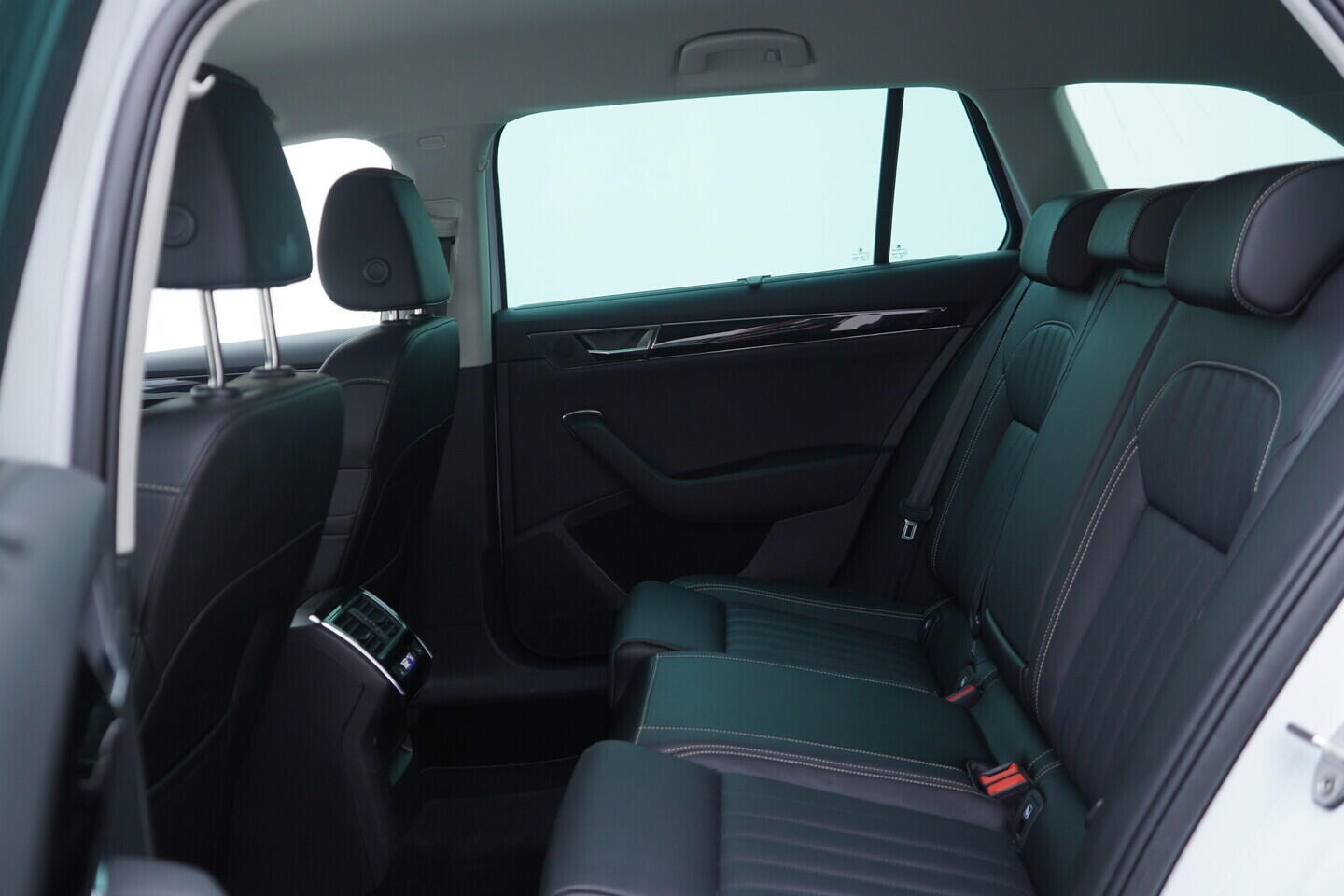 OV190V10630_40.webp_SUPERB  2.0 TDI 147 kW automat, DPH