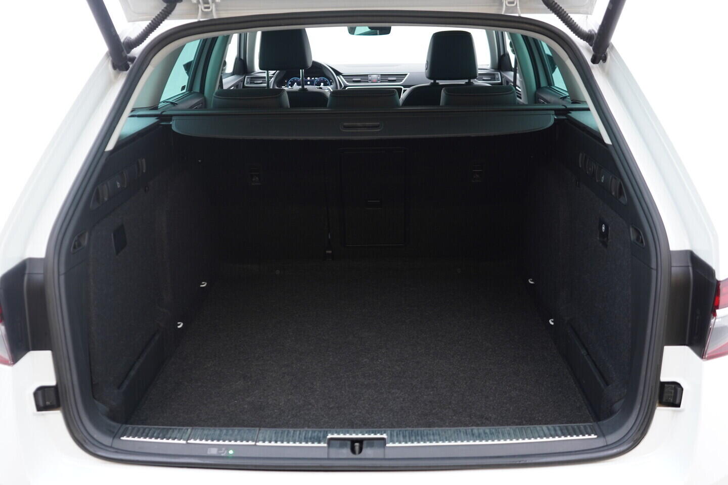 OV190V10630_42.webp_SUPERB  2.0 TDI 147 kW automat, DPH