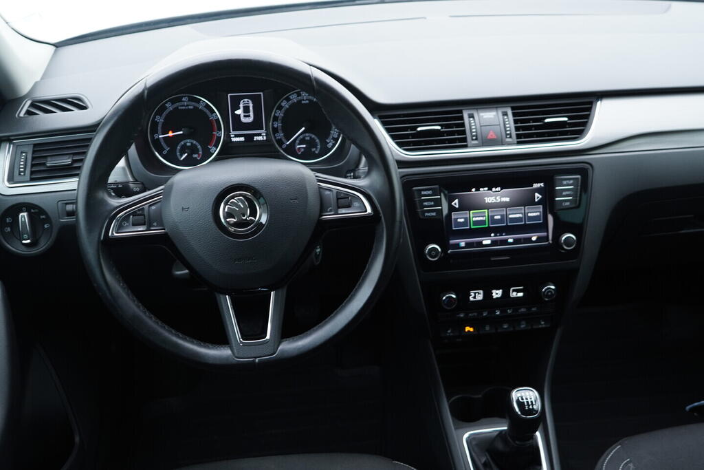 OV190V10632_27.webp_RAPID  1.0 TSI 81 kW manuál