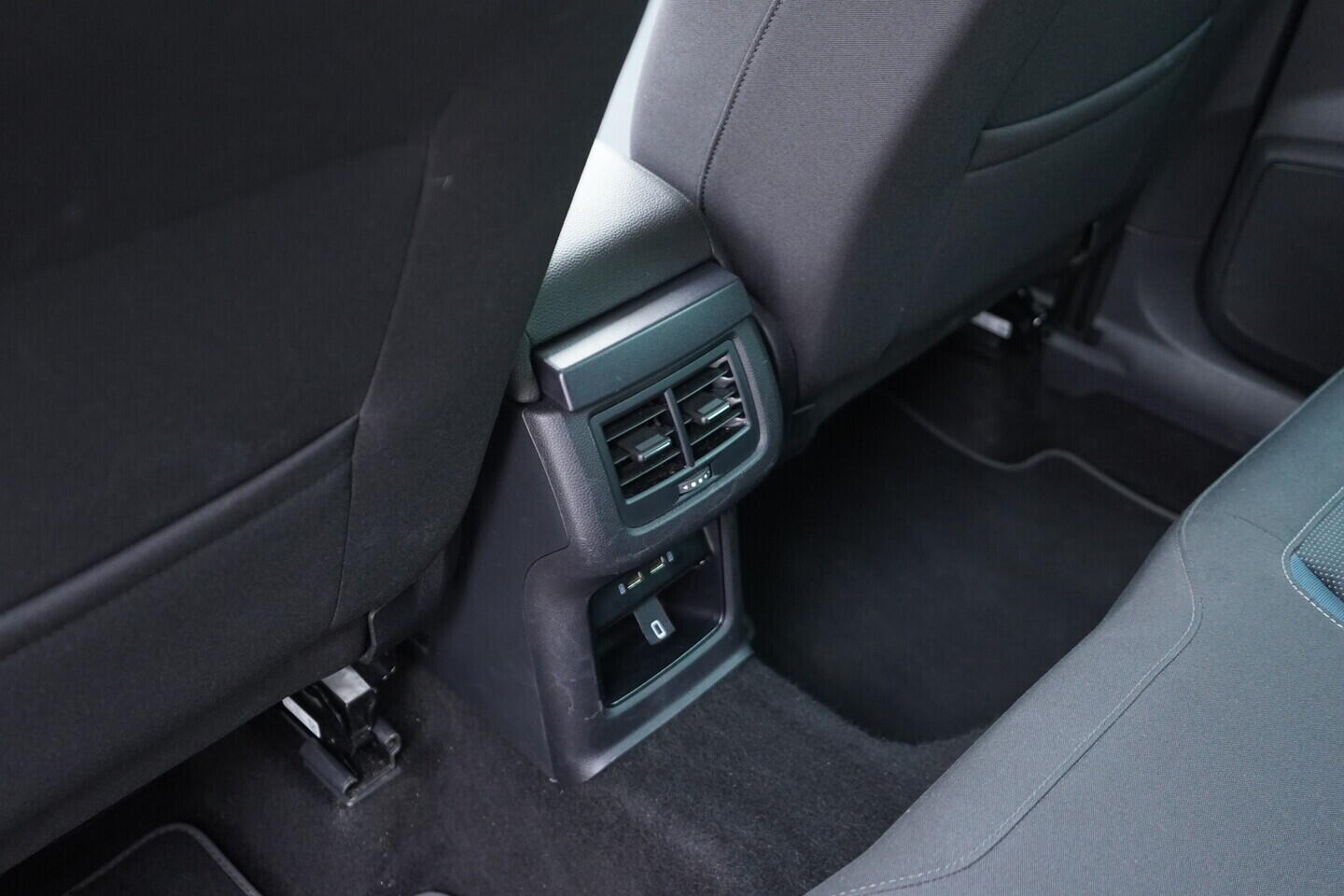 OV190V10634_44.webp_SEAT ATECA Style 1.4 TSI 110 kW manuál