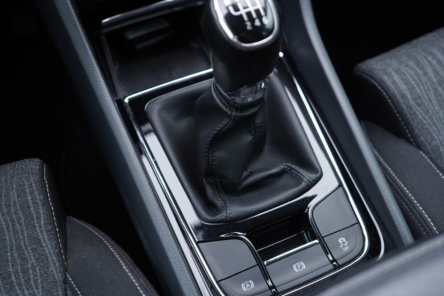 OV190V10637_35.webp_KAROQ Style 1.5 TSI 110 kW manuál