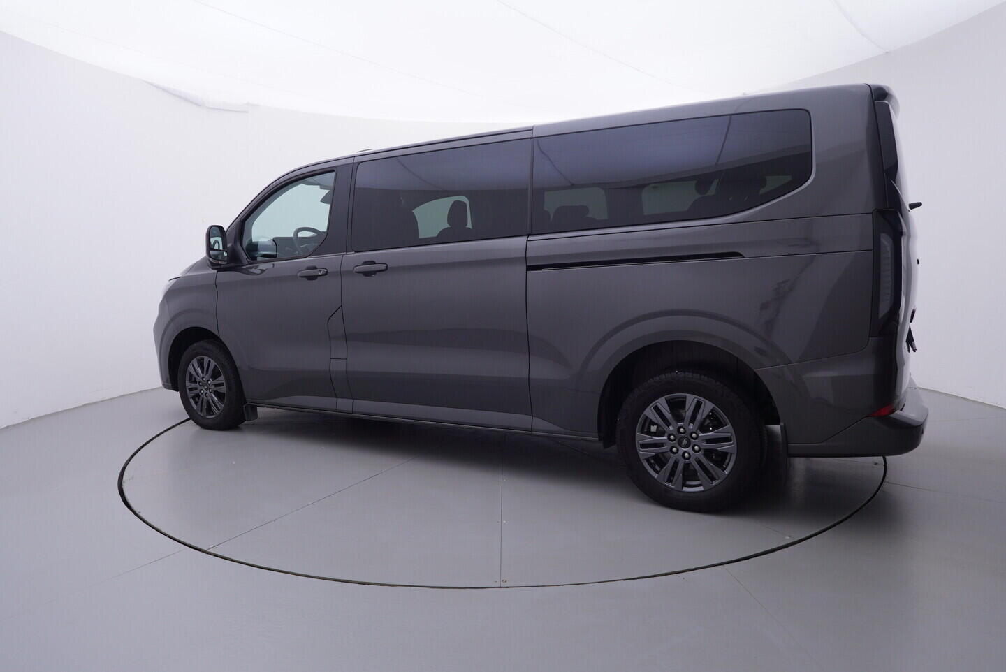 OV190V10660_12.webp_TOURNEO CUSTOM Titanium 320 L2 2.0 EcoBlue 110 kW manuál, DPH