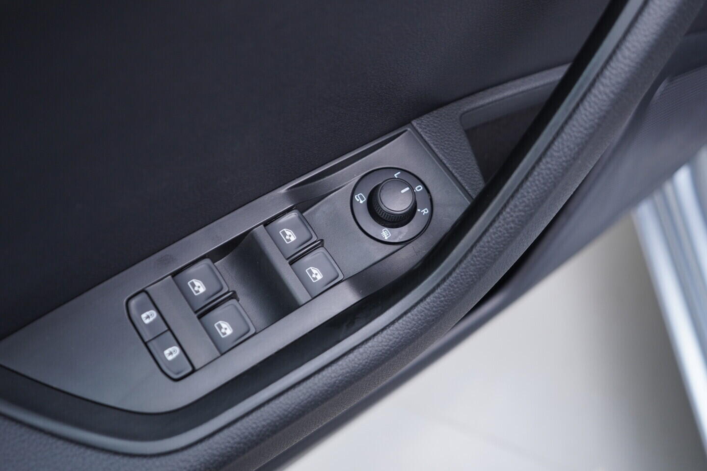 OV190V10675_20.webp_SUPERB Ambition 2.0 TDI 110 kW manuál, DPH