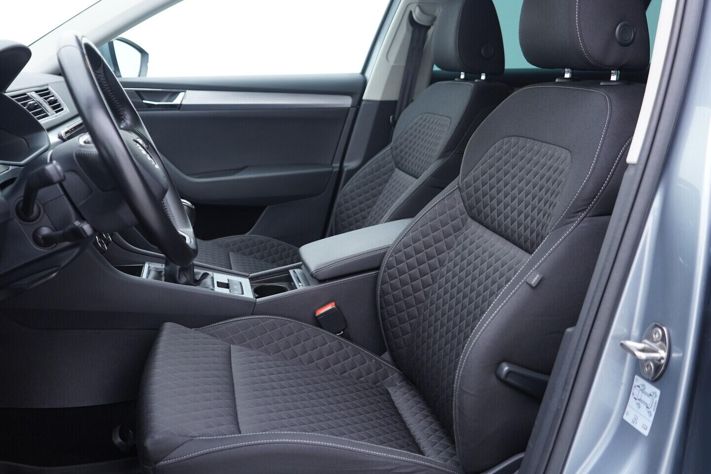 OV190V10675_22.webp_SUPERB Ambition 2.0 TDI 110 kW manuál, DPH