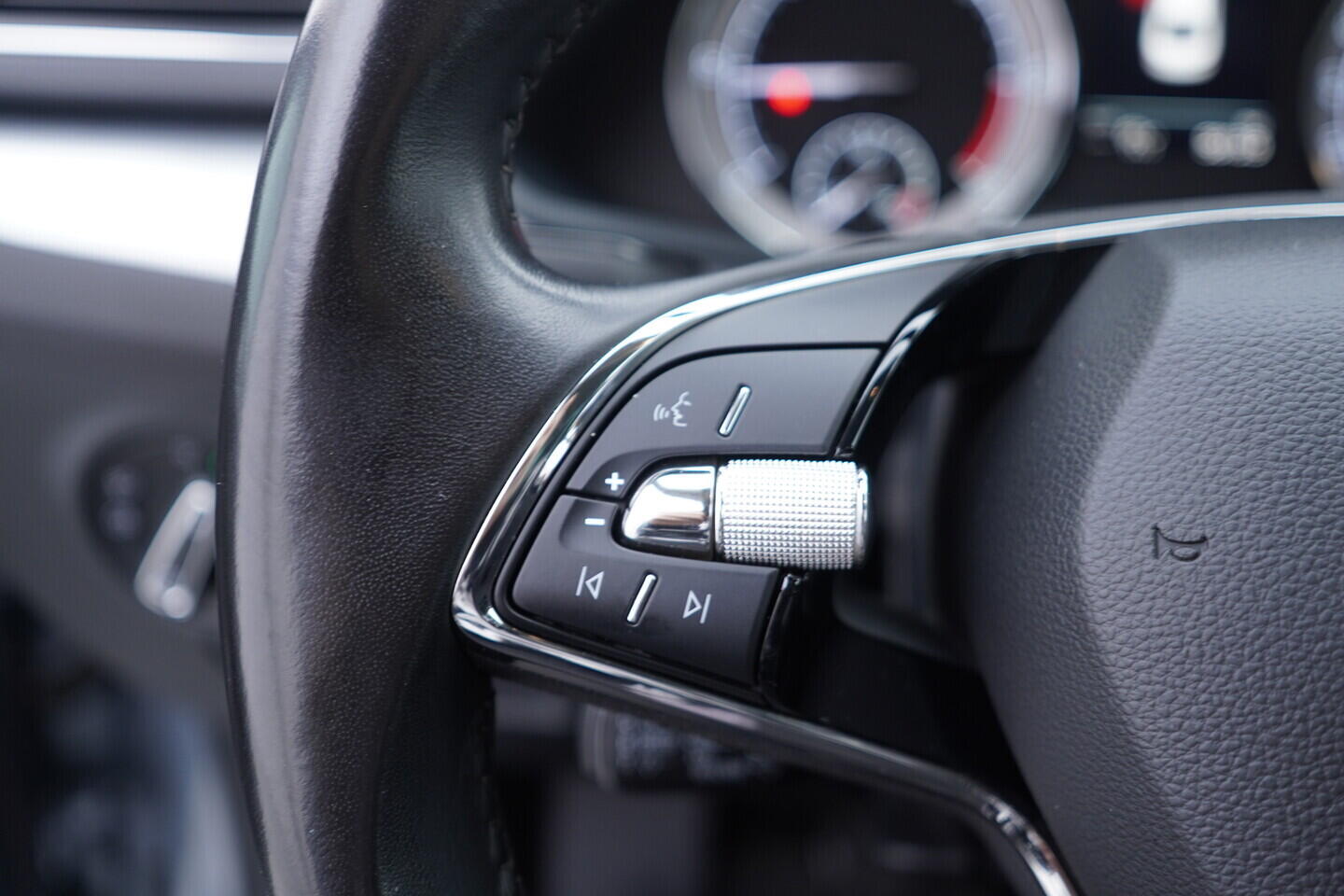 OV190V10675_25.webp_SUPERB Ambition 2.0 TDI 110 kW manuál, DPH