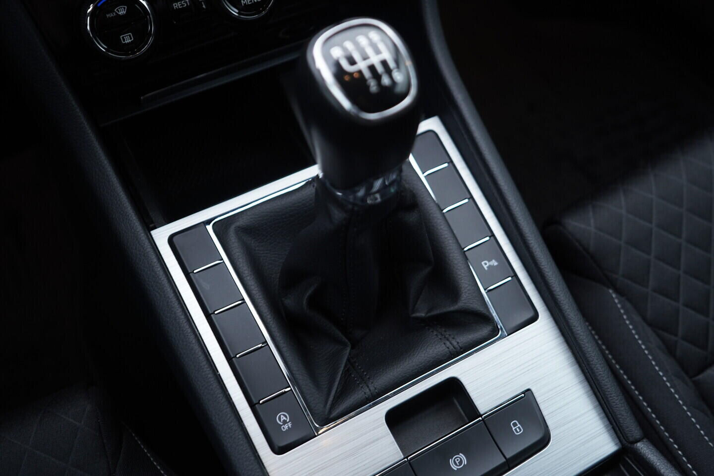 OV190V10675_35.webp_SUPERB Ambition 2.0 TDI 110 kW manuál, DPH