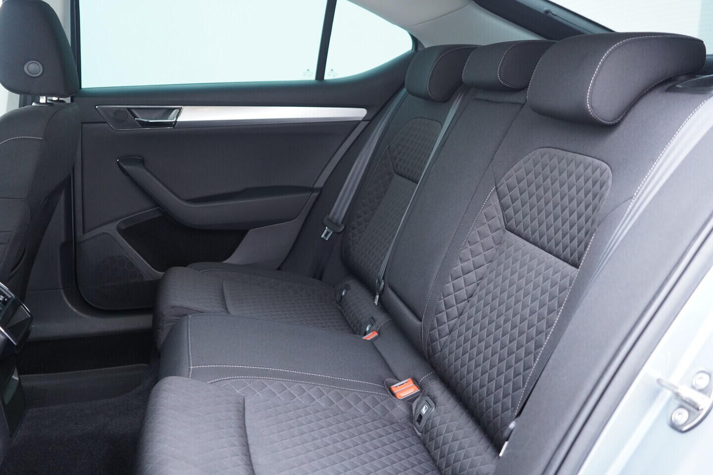 OV190V10675_37.webp_SUPERB Ambition 2.0 TDI 110 kW manuál, DPH