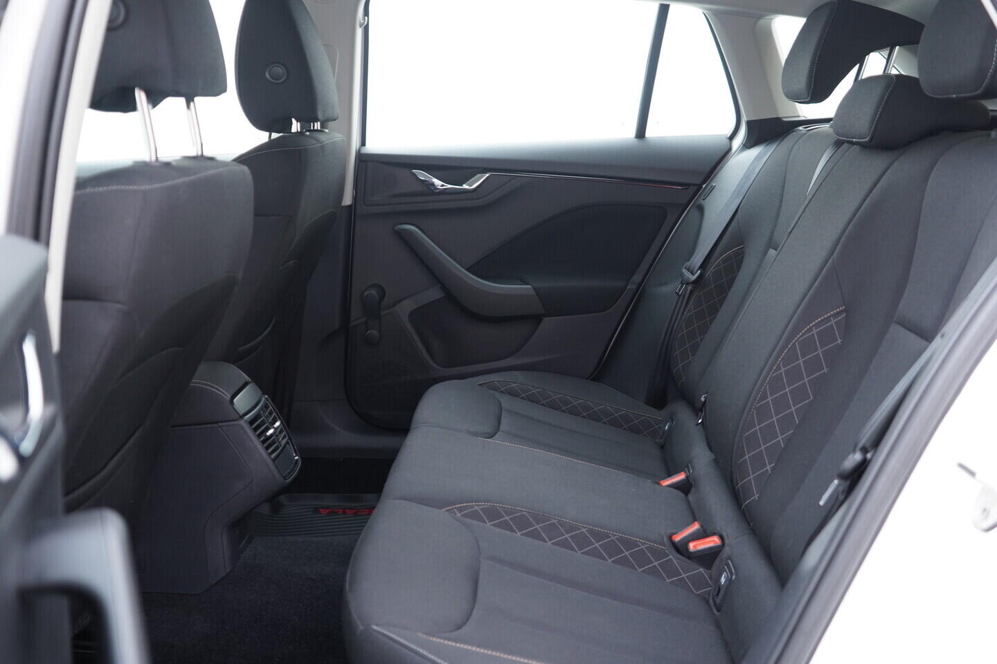 OV190V10677_34.webp_SCALA Ambition 1.0 TSI 70 kW manuál, DPH